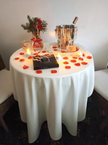 a table with a white table cloth with hearts on it at Złoty Lin in Serock