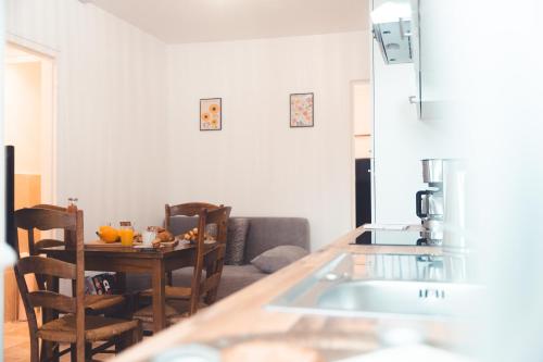 une cuisine et une salle à manger avec une table et des chaises dans l'établissement Logement calme, proche Plumereau, à Tours