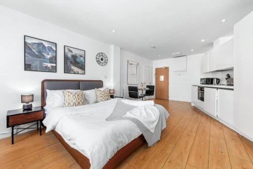 1 dormitorio con 1 cama grande y cocina en Piccadilly Circus Sleep 6 Central London VR14, en Londres