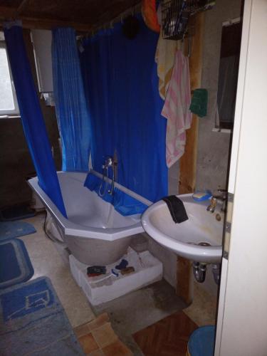 a bathroom with a tub and a toilet and a sink at Privates Zimmer für Übernachtung in Blankenfelde