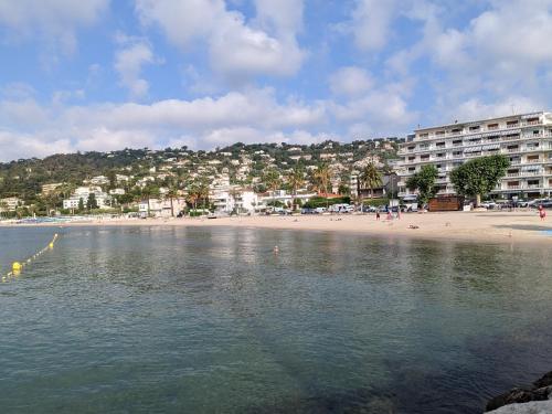 - une vue sur une plage avec un bâtiment dans l'établissement Golfe Juan grand 2 pièces proche plage et Cannes, à Vallauris