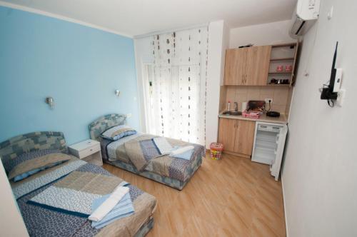 Habitación pequeña con 2 camas y cocina en Studio Apartments Tea, en Sutomore