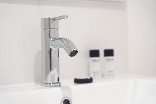 La salle de bains est pourvue d'un lavabo et d'un micro-ondes. dans l'établissement Confortable T3, proche Halles, à Tours