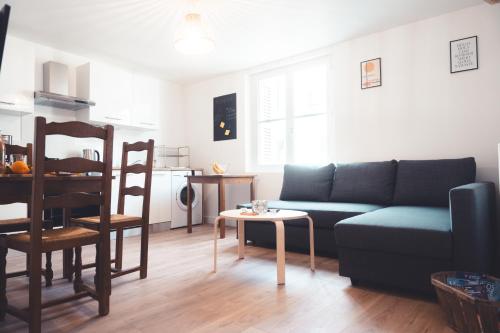 un salon avec un canapé et une table dans l'établissement Confortable T3, proche Halles, à Tours