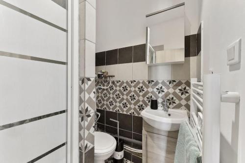 uma casa de banho com um WC e um lavatório em La Pépite de la Joliette - Central & Lumineux - Les Frères de la Loc' em Marselha