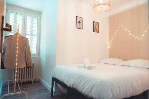 um quarto com uma cama com luzes na parede em Confortable T3, proche Halles em Tours