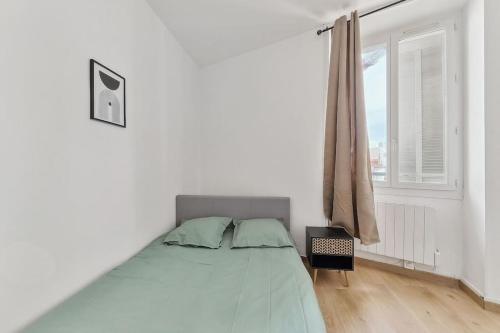 une chambre blanche avec un lit et une fenêtre dans l'établissement La Pépite de la Joliette - Central & Lumineux - Les Frères de la Loc', à Marseille