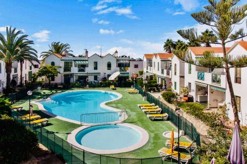 ein Bild eines Pools in einem Resort in der Unterkunft Apartment Laura in Puerto Rico with ocean view free WiFi and Nespresso coffee in Puerto Rico de Gran Canaria