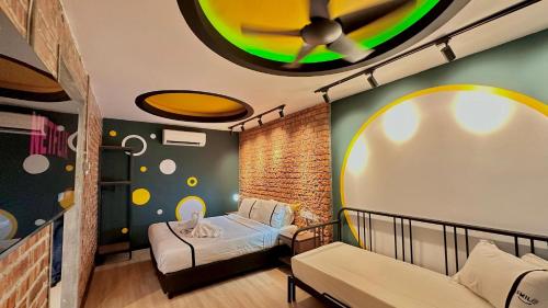 Camera con letto, divano e soffitto di Seeds Hotel Ampang Point a Kuala Lumpur