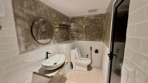 クアラルンプールにあるSeeds Hotel Ampang Pointのバスルーム(洗面台、トイレ、鏡付)