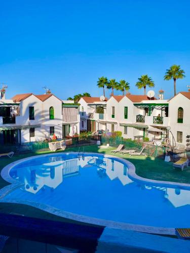 Apartment Laura near Europa Center and Amadores beach, Free WiFi