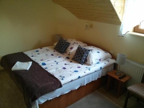 a small bed in a room with a window at Zbójna Debra in Golejów