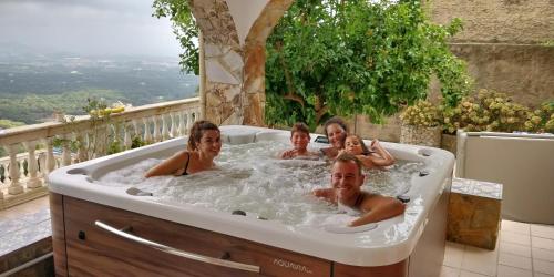 um grupo de pessoas numa banheira em Villa Cariño em Sant Genís de Palafolls