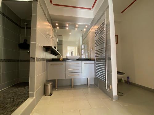 ein Badezimmer mit Waschbecken und Toilette in der Unterkunft L'AZUREA Front de Mer in La Ciotat