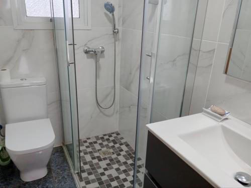 ein Bad mit einer Dusche, einem WC und einem Waschbecken in der Unterkunft Casa en Barcelona in Papiol