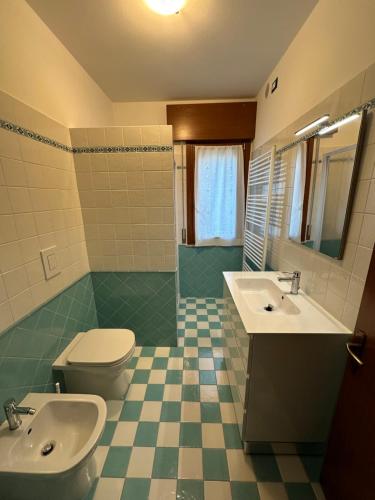 A bathroom at Residence Beatrice - Agenzia Cocal