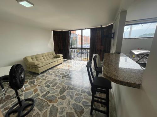 sala de estar con sofá y mesa en Apartamento cómodo , grande , céntrico , bien ubicado apto 303, en Medellín