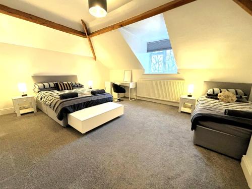 1 dormitorio con 2 camas y ventana en Clifton Spacious 3 Bed Apt & Parking-Simply Check In en Bristol