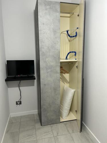 a large mirror in a room with a tv at B&B Il Sogno in Lamezia Terme