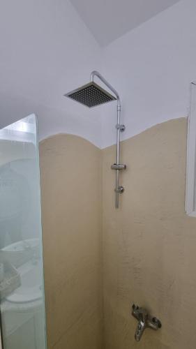 Ένα μπάνιο στο Arocaria Apartment in Faliraki with garden , mountain and sea view