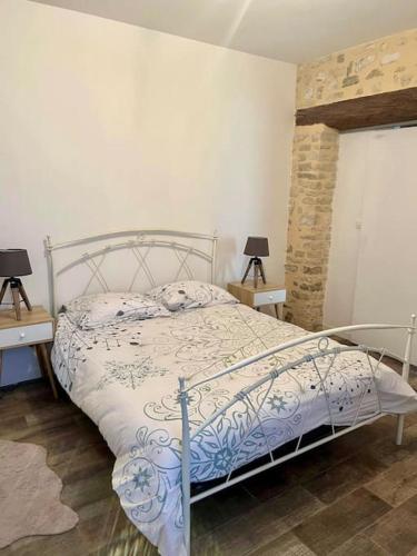 - une chambre avec un lit et 2 tables avec des lampes dans l'établissement Appartement cocooning, à Saint-Martin-des-Fontaines