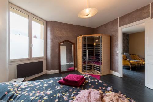 - une chambre avec un grand lit et un miroir dans l'établissement L'étoile et le Merveilleux 2 appartements SPA, à Dijon