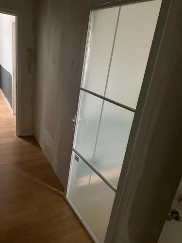 Puerta de cristal a una habitación con pasillo en BEKenkember Aprt en Amberes