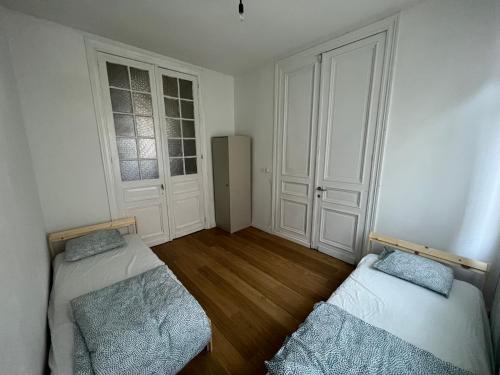 pusty pokój z dwoma łóżkami w pokoju w obiekcie BEKenkember Aprt w Antwerpii