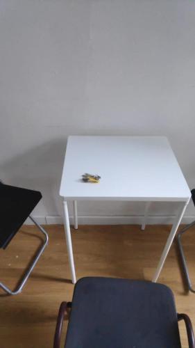 una mesa blanca y una silla en una habitación en BEKenkember Aprt en Amberes