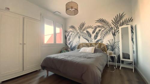 une chambre avec un lit avec une fresque végétale sur le mur dans l'établissement Maison montoison, à Montoison