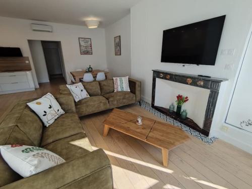 un salon avec un canapé et une cheminée dans l'établissement Royal View, à Sète