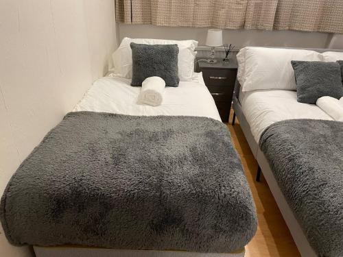 En eller flere senge i et værelse på Well-preserved cozy1BR flat in LCY with free parking