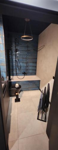 Cette chambre offre une vue sur une table et des chaises. dans l'établissement Design Vistula old town apartment free parking, à Cracovie