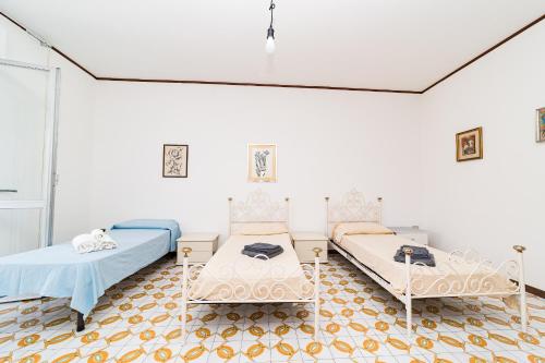 Duas camas num quarto com paredes brancas em The sunset - balcony with sea view em Gallipoli