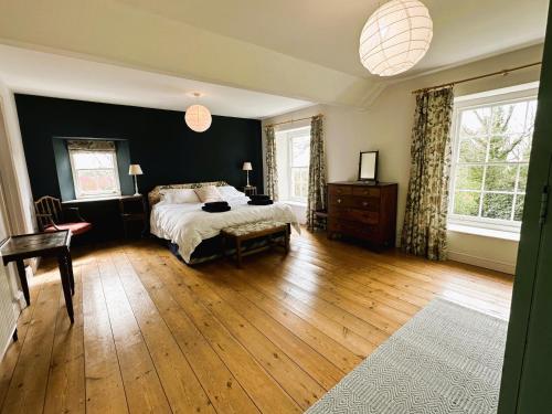 מיטה או מיטות בחדר ב-A stunning country house with beautiful gardens in rural Pembrokeshire yet close to coast - sleeping 9 guests