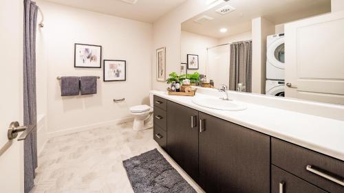 uma casa de banho com um lavatório e um WC em H4N Furnished Apartments Near JBLM em Lakewood