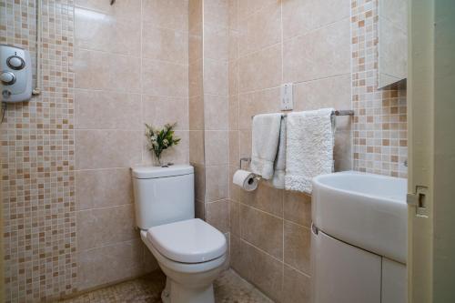 ニューキーにあるMin y Graig New Quayのトイレと洗面台付きのバスルーム