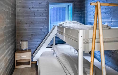 ein Zimmer mit Etagenbett und 2 Etagenbetten. in der Unterkunft Lovely Apartment In Geilo With Wi-fi in Geilo