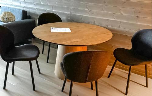 een tafel en vier stoelen in een kamer bij Lovely Apartment In Geilo With Wi-fi in Geilo