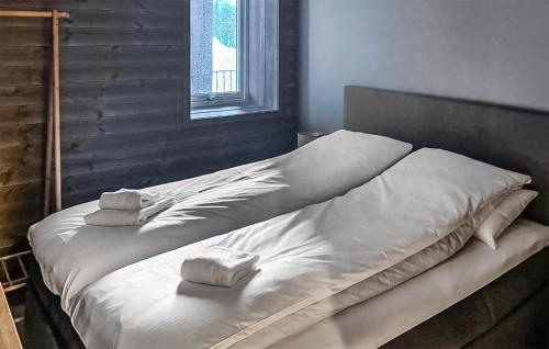 een bed met twee handdoeken in een kamer bij Lovely Apartment In Geilo With Wi-fi in Geilo