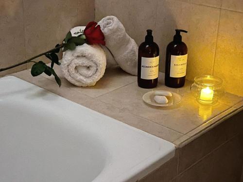 uma banheira com duas garrafas de vinho no balcão em QHAWANA CABAÑAS & SUITES em La Rioja