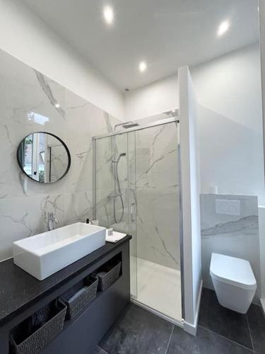 une salle de bain avec un lavabo, une douche et des toilettes dans l'établissement Vieux-Lille Appartement rénové avec une chambre, à Lille