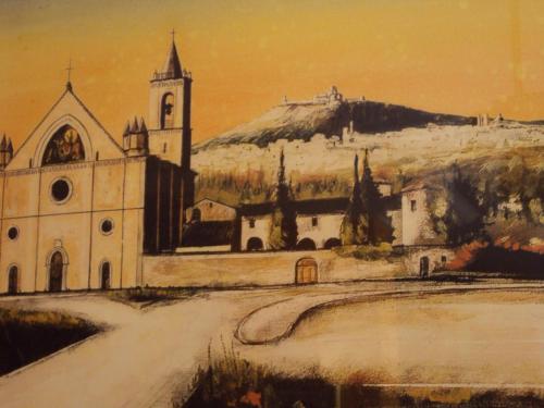 une peinture d'une église avec une colline en arrière-plan dans l'établissement Hotel Fontanella, à Rivotorto