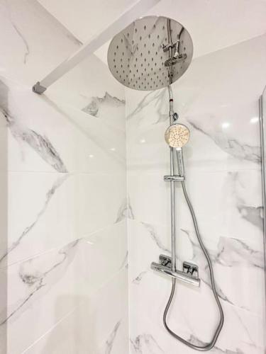 - deux photos d'une douche dans la salle de bains dans l'établissement Maison de Ville Rénovée avec Charme, à Pont-Sainte-Maxence