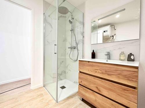 une salle de bain avec douche et lavabo dans l'établissement Maison de Ville Rénovée avec Charme, à Pont-Sainte-Maxence