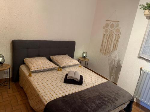 une chambre avec un lit avec un chapeau dessus dans l'établissement Appartement 1ere ligne Palavas les flots, à Palavas-les-Flots