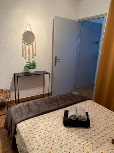 une chambre avec un lit avec deux serviettes dessus dans l'établissement Appartement 1ere ligne Palavas les flots, à Palavas-les-Flots