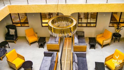 Khu vực ghế ngồi tại Enkipai Hill Hotel
