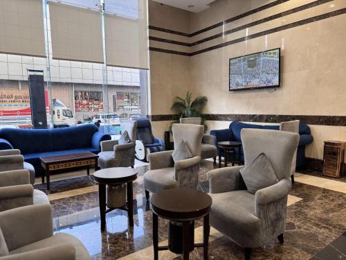 a waiting room with couches chairs and tables at فندق أبراج الريان المكية Al Rayyan Makiya Towers Hotel 1 in Makkah