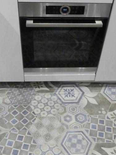 Il dispose d'une cuisine avec un four. dans l'établissement Hotegam agency, 70 rue Thiers Championnet, close SNCF, new & design, 2 bedrooms, 1 office, à Grenoble